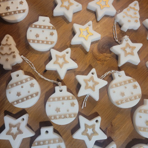 Zawieszki świąteczne z wosku sojowego ręcznie malowane