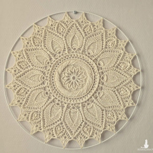 średniej wielkości szydełkowa mandala / serweta