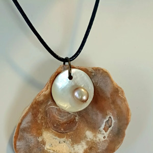 muszla - wyjątkowy wisiorek z muszli ostrygowej i perełką