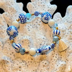 urocza bransoletka biało-niebieska z serduszkami i chwościkiem