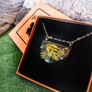 Naszyjnik czarny ogród z prawdziwymi kwiatami