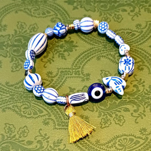 urocza bransoletka z okiem proroka i złotym chwościkiem