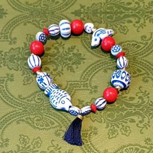 urocza bransoletka biało-niebieska-czerwona z chwościkiem