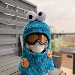 Kominiarka na kask narciarski Ciasteczkowy Potwór ręcznie robiona na szydełku