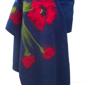 Granatowy wełniany szal malowany wełną zdobiony wzór łąka