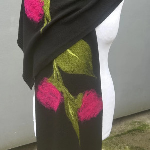 Czarny wełniany szal malowany wełną zdobiony kwiaty