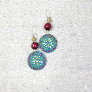 5968 Kolczyki wiszące 'Turkusowa Mandala' - Ręcznie Malowane Drewno i Szklane Koraliki