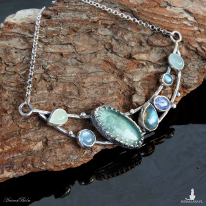Naszyjnik srebrny z błękitnymi minerałami