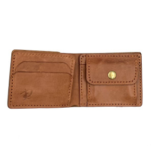 Jasno-brązowy portfel ma bilon ręcznie uszyty ze skóry garbowanej roślinnie.