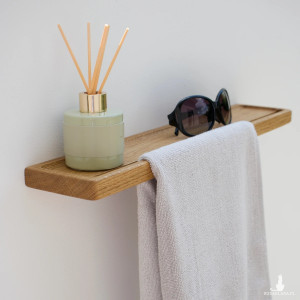 Wieszak ścienny drewniany  na ręcznik z półką