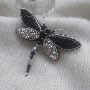 Elegancka broszka ważka