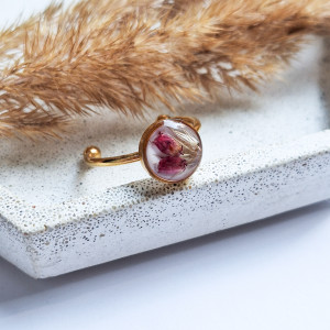 Pierścionek z żywicy z suszonymi kwiatami wrzosu