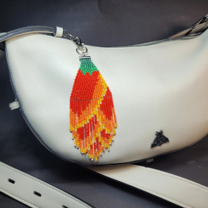 Czerwony kwiat - brelok z frędzli zawieszka chwost do kluczy / torebki / plecaka tkana z koralików