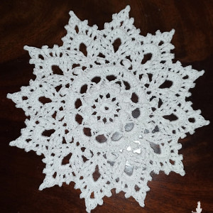 Ręcznie robione gwiazdki szydełkowe z białego kordonka