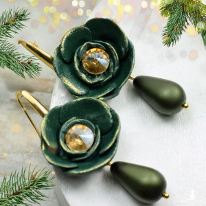 Ciemnozielone kolczyki kwiaty ze szklaną kroplą