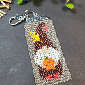 Skrzat Krasnal z dyną ciemny - Brelok zawieszka do kluczy / torebki / plecaka tkana z koralików