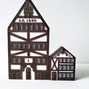 Podpórka do książek „Stara Kamienica 1880” – drewniana dekoracja.