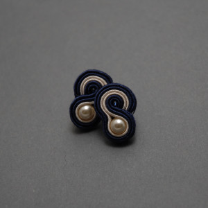 małe, kremowo-granatowe kolczyki sutasz