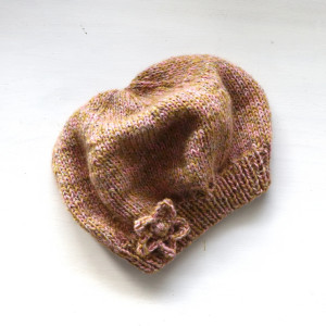 Kolorowy beret z kwiatkiem robiony na drutach dziergany ręcznie