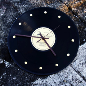 Muzyczny zegar ścienny z płyty winylowej z brązowymi wskazówkami, prawdziwy winyl