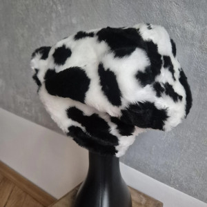 czapka czarna krowa w kropki bordo sztuczne futerko