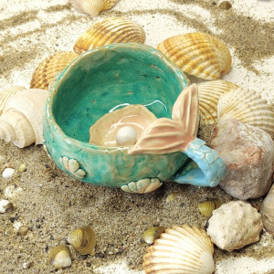 Ręcznie robiony morski kubek z syrenim ogonem, muszlami i perłą. Baśniowa filiżanka - plaża, ocean