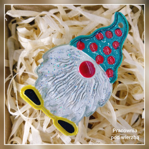 Świąteczny kolorowy magnes na lodówkę skrzat