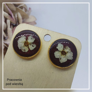 Kolczyki sztyfty bordo z białym kwiatem tawuły stal szlachetna