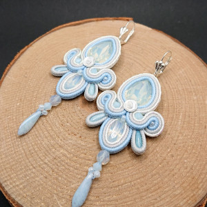 Biało błękitne kolczyki sutasz