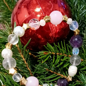 delikatna bransoletka z ametystem, kwarcem różowym i perełkami