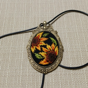 Ręcznie haftowany broszko-wisior  JESIENNE SŁONECZNIKI