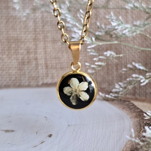 Zawieszka z beżowym kwiatem czarna