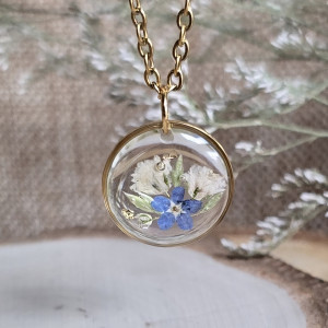 złota zawieszka złoty wisiorek naszyjnik żywica z żywicy kwiaty z kwiatami retro naturalna dziewczęca kobieca różowa gipsówka niezapominajka