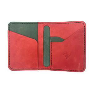 Zielono-czerwony portfel ręcznie uszyty ze skóry garbowanej roślinnie.