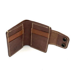 Brązowy portfel skórzany ręcznie uszyty beżową nitką.