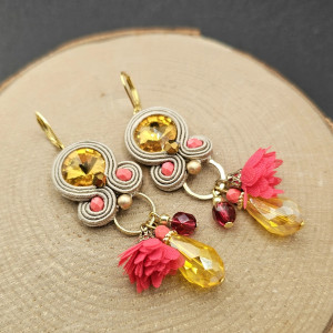 Beżowo kolorowe kolczyki sutasz z kryształkami 10