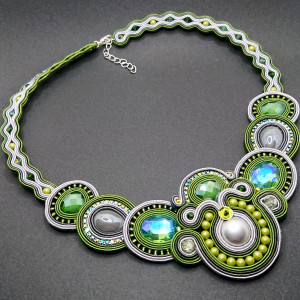 Szaro-zielony naszyjnik sutasz