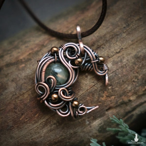 Wisiorek miedziany księżyc lunula z prehnitem wire wrapping