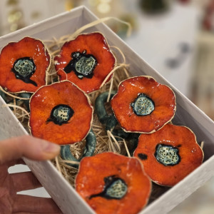 Komplet makowych serwetników, piękna dekoracja nakrycia stołowego.