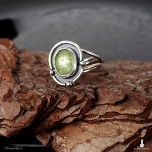 Pierścionek srebrny z zielonym kyanitem regulowany