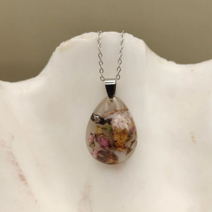 Wisiorek z żywicy z naturalnymi suszonymi kwiatami - Kwiatowa Kropla