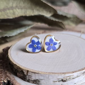 Złote kolczyki z kwiatami wkręty sztyfty z żywicy żywica epoksydowa z suszonymi prawdziwymi kwiatami niezapominajki serca serduszka