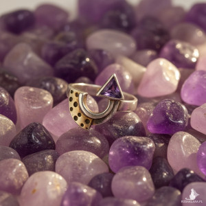 51 Modernistyczny Pierścionek Vintage Srebro | Ametyst Trójkąt i Kontrastująca Faktura | Rzeźbiarski Design Mid-Century 8.5 US