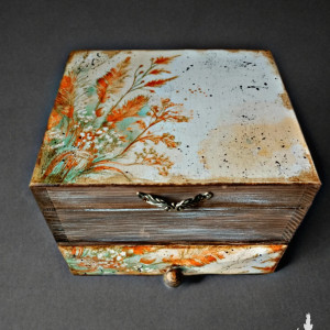 Drewniana szkatułka na biżuterię "Rude trawy"