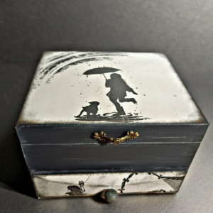 Drewniana szkatułka na biżuterię "W deszczu" z serii czarno na białym