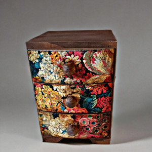 Drewniana szkatułka, komódka na biżuterię "Kwiaty"