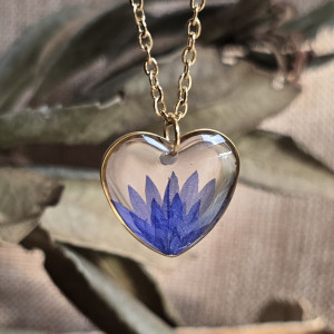 złota zawieszka złoty wisiorek kwiat naszyjnik żywica z żywicy kwiaty serce serduszko chabry z chabrami niebieskie