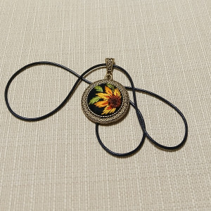 Ręcznie haftowany wisior  ARLES