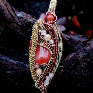 Zawieszka z karneolem, kamieniem słonecznym, jadeitami, kwarcami wiśniowymi, hematytami i rubelitem, pojedynczy egzemplarz, biżuteria autorska, ręcznie robiona