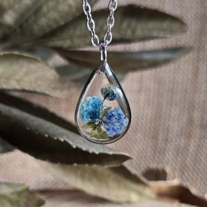 Srebrna zawieszka srebrny wisiorek kwiat naszyjnik żywica z żywicy kwiaty łezka łza gipsówka gipsówką niebieską